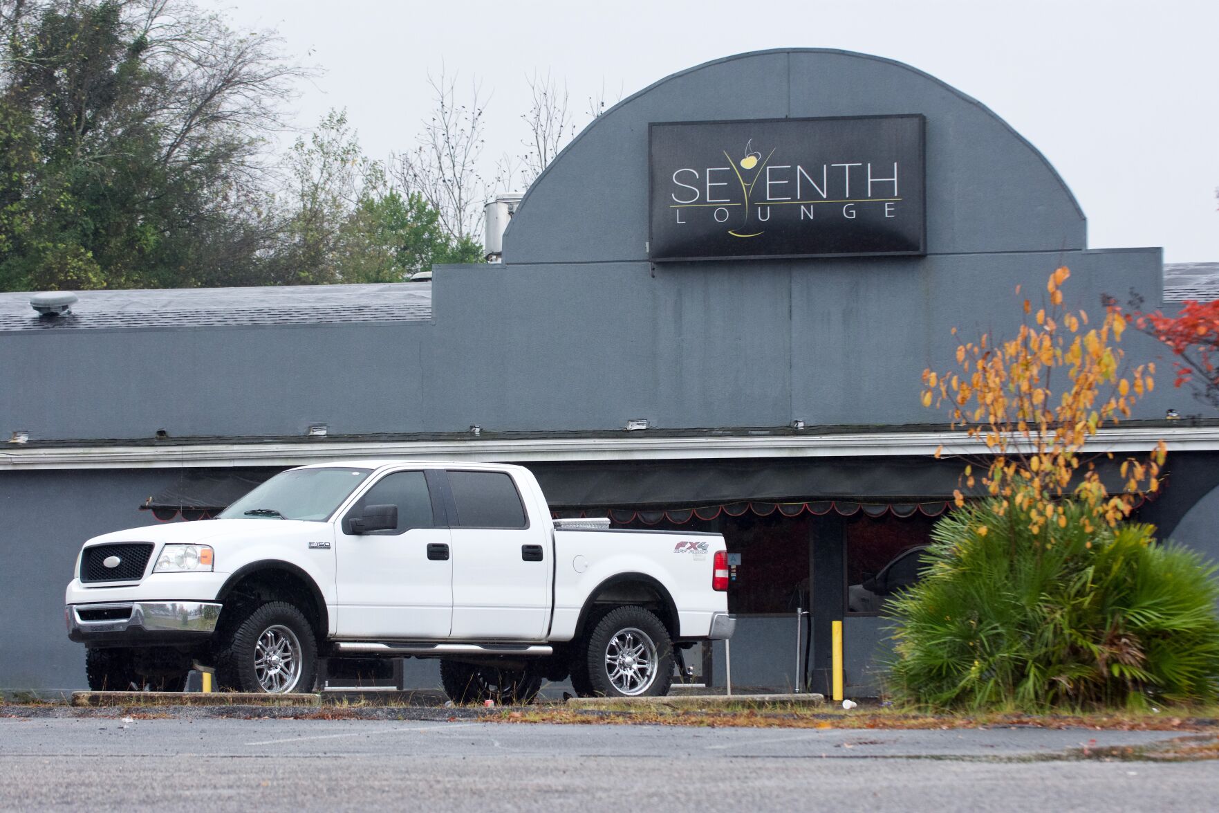 Seventh Lounge, Exterior, Parking Lot